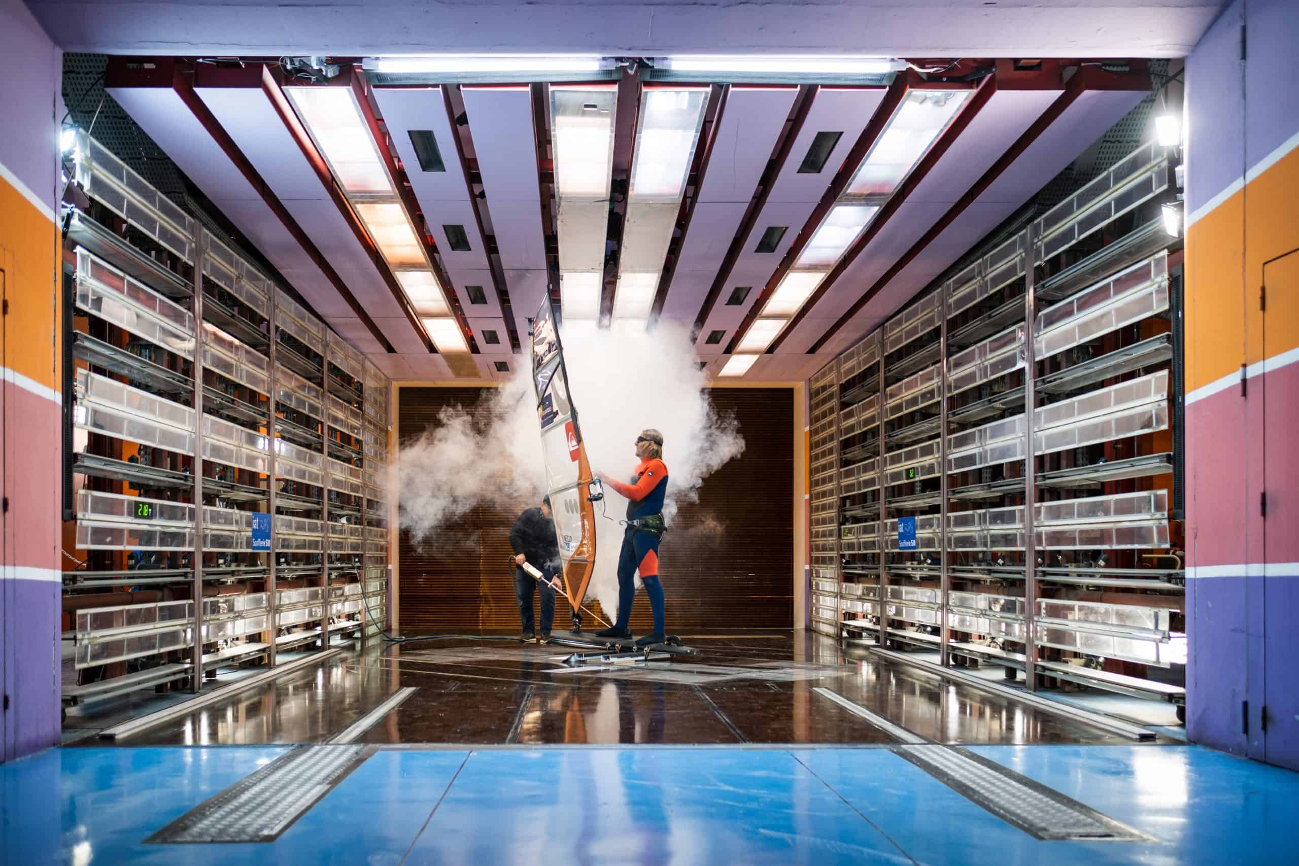 Antoine Albeau dans la soufflerie démarre les essais avec de la fumée de visualisation des écoulements photo Richard Bord